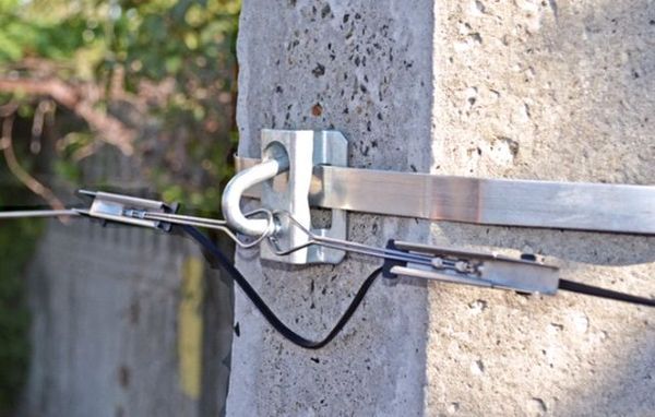 Пример инсталляции крюка SP-8. К крюку зацеплены натяжные зажимы ASF-SSP с FTTH кабелем